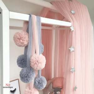 Décoration moustiquaire pon-pon colorée et élégante
