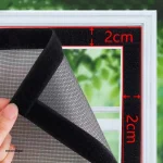 Moustiquaire adhésive pour fenêtre réutilisable