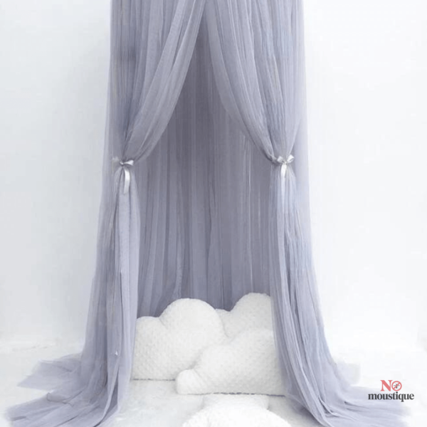 Moustiquaire grise pour une chambre féerique